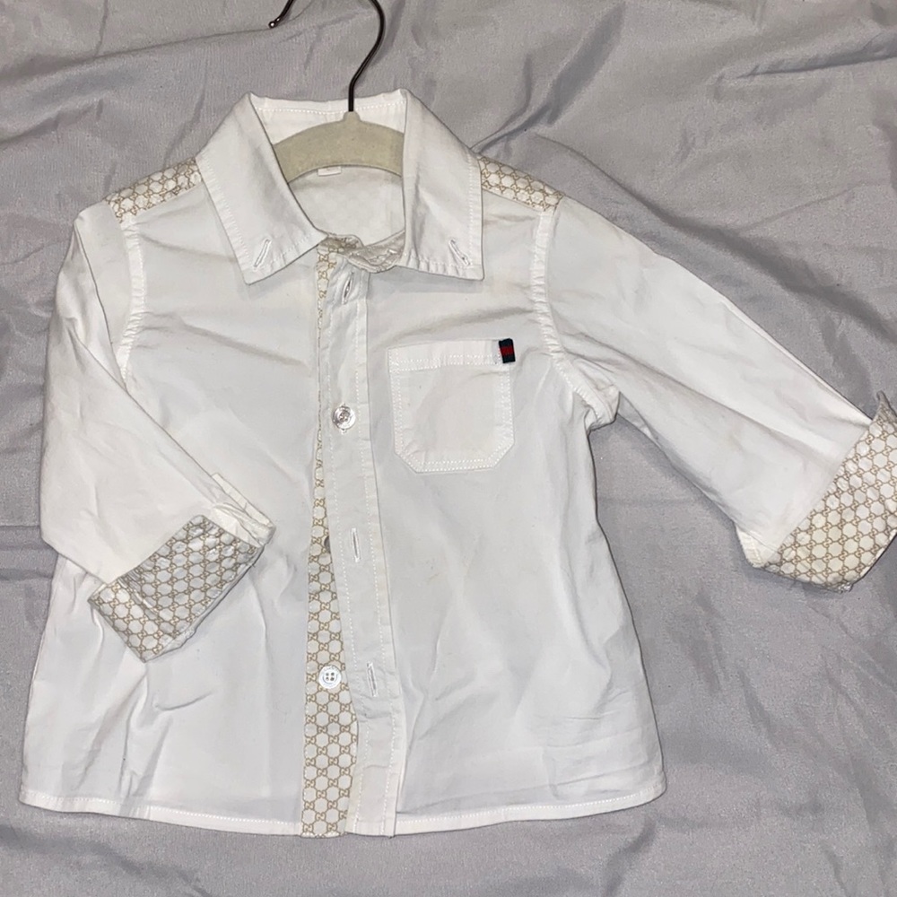 100% authentic Gucci logoed boys 6 to 9 month boy dress shirt White/ tan logos
